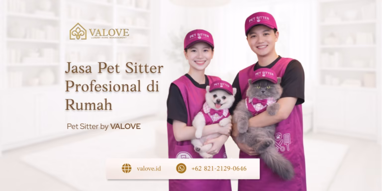 dog walker Pet sitter profesional Valove sedang memberikan perawatan pada anjing di dalam rumah
